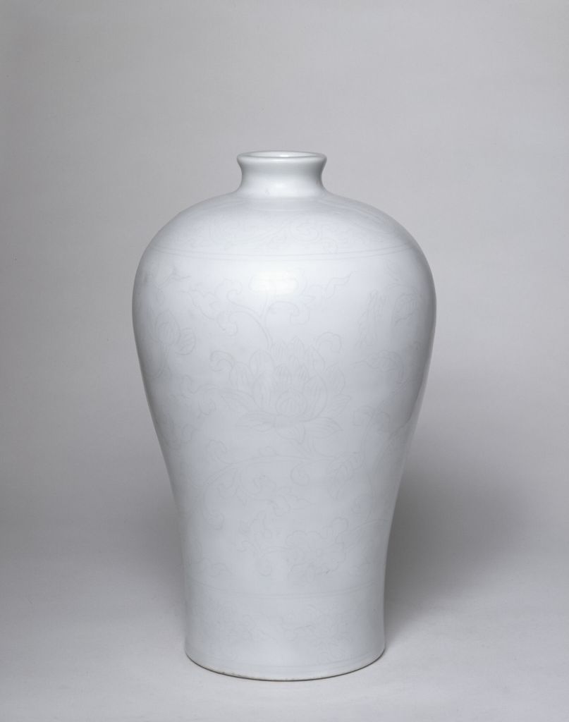 图片[1]-Sweet white glaze plum vase with flowers and lotus patterns-China Archive